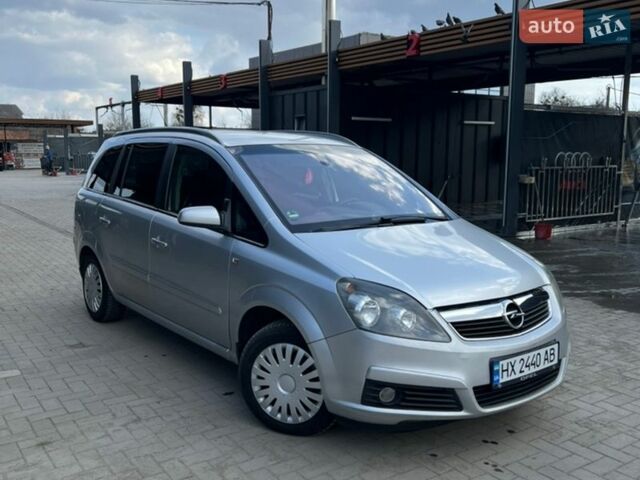Серый Опель Зафира, объемом двигателя 1.8 л и пробегом 332 тыс. км за 5000 $, фото 1 на Automoto.ua