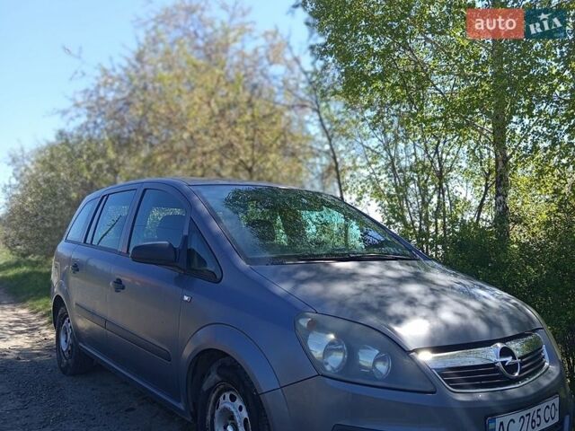 Серый Опель Зафира, объемом двигателя 1.6 л и пробегом 320 тыс. км за 3900 $, фото 1 на Automoto.ua