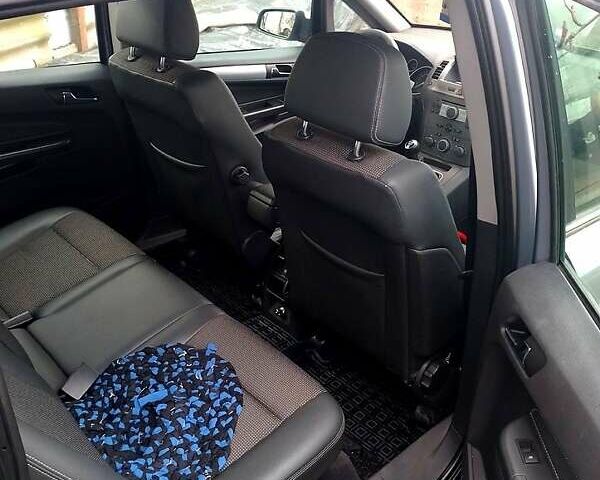 Серый Опель Зафира, объемом двигателя 1.8 л и пробегом 260 тыс. км за 6000 $, фото 1 на Automoto.ua