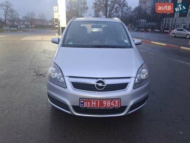 Серый Опель Зафира, объемом двигателя 1.8 л и пробегом 246 тыс. км за 5600 $, фото 1 на Automoto.ua