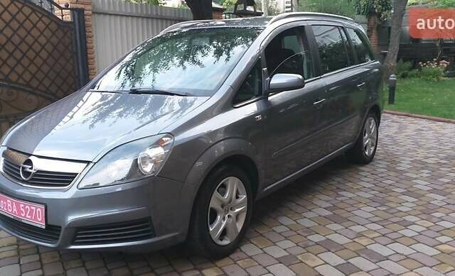Серый Опель Зафира, объемом двигателя 1.6 л и пробегом 211 тыс. км за 5400 $, фото 1 на Automoto.ua