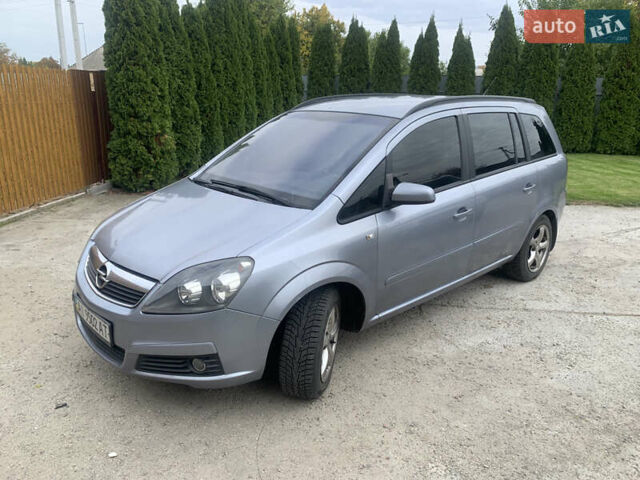Серый Опель Зафира, объемом двигателя 1.8 л и пробегом 330 тыс. км за 3500 $, фото 1 на Automoto.ua