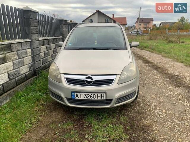 Серый Опель Зафира, объемом двигателя 1.6 л и пробегом 215 тыс. км за 5788 $, фото 1 на Automoto.ua