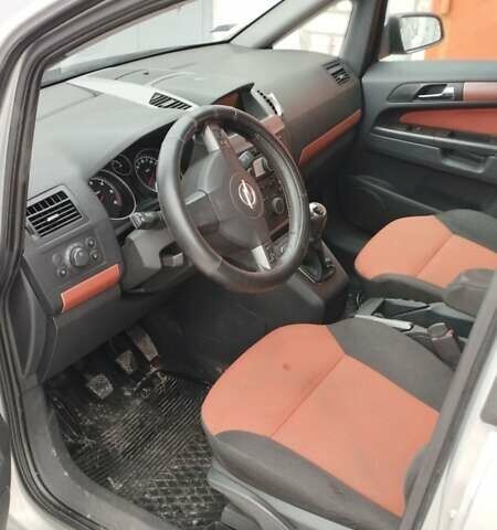Серый Опель Зафира, объемом двигателя 1.9 л и пробегом 252 тыс. км за 2300 $, фото 1 на Automoto.ua