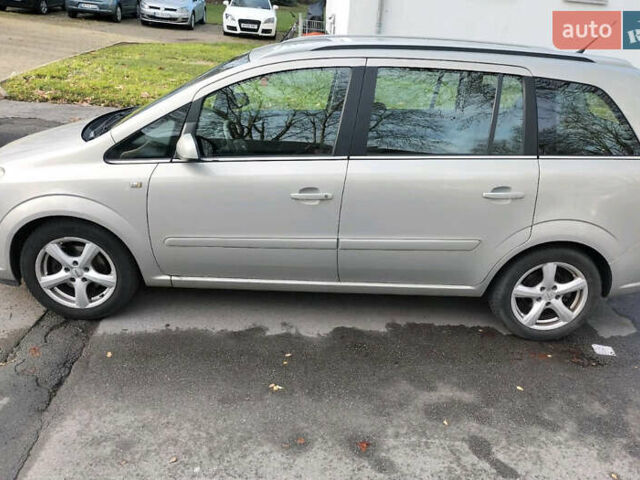 Серый Опель Зафира, объемом двигателя 1.6 л и пробегом 200 тыс. км за 4699 $, фото 1 на Automoto.ua
