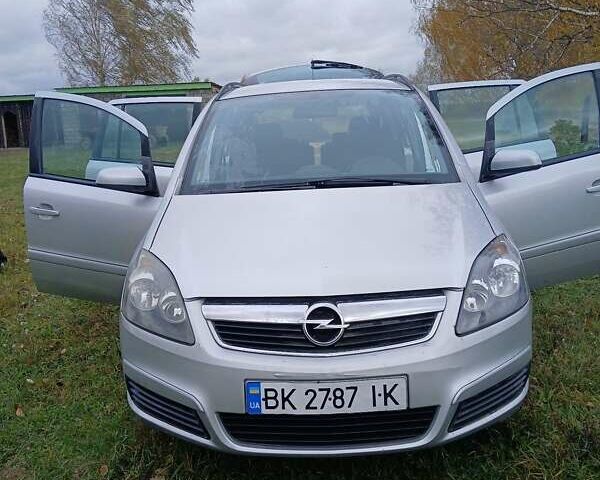 Серый Опель Зафира, объемом двигателя 1.6 л и пробегом 307 тыс. км за 4600 $, фото 1 на Automoto.ua