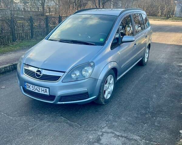 Серый Опель Зафира, объемом двигателя 1.6 л и пробегом 300 тыс. км за 5200 $, фото 1 на Automoto.ua