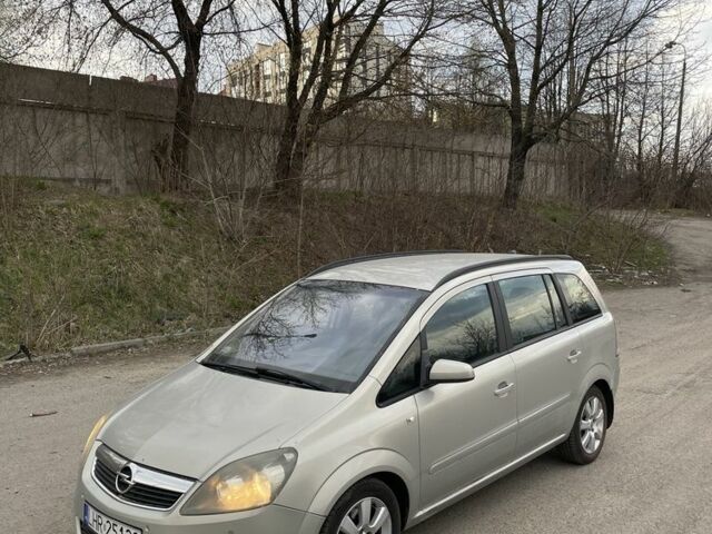 Серый Опель Зафира, объемом двигателя 1.9 л и пробегом 320 тыс. км за 2100 $, фото 1 на Automoto.ua