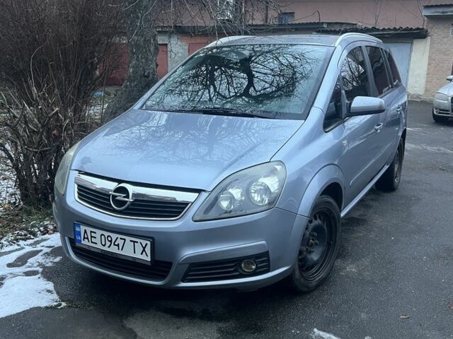 Серый Опель Зафира, объемом двигателя 1.6 л и пробегом 226 тыс. км за 4900 $, фото 1 на Automoto.ua