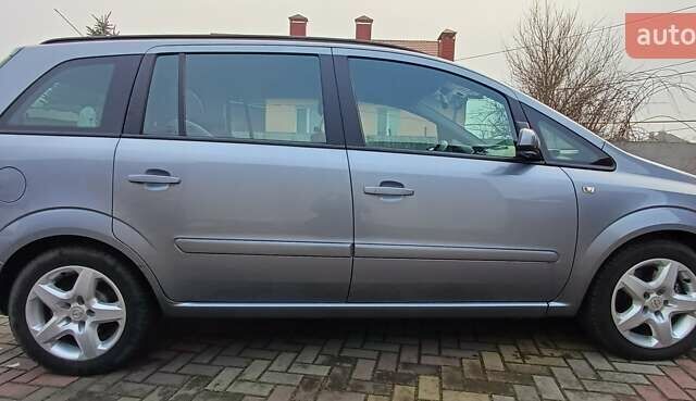 Серый Опель Зафира, объемом двигателя 1.9 л и пробегом 240 тыс. км за 4200 $, фото 1 на Automoto.ua