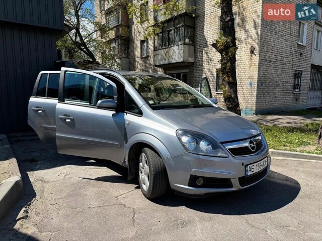 Серый Опель Зафира, объемом двигателя 1.6 л и пробегом 280 тыс. км за 4500 $, фото 1 на Automoto.ua