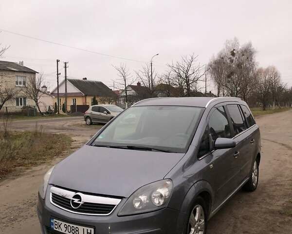 Серый Опель Зафира, объемом двигателя 1.9 л и пробегом 300 тыс. км за 4950 $, фото 1 на Automoto.ua