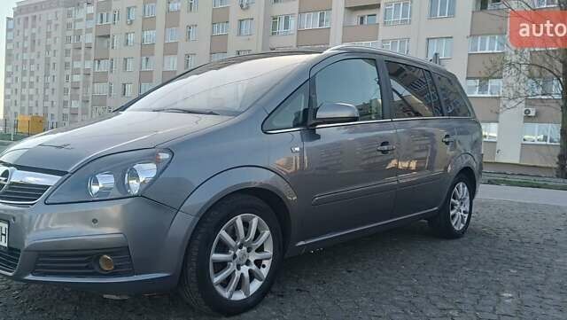 Серый Опель Зафира, объемом двигателя 1.9 л и пробегом 301 тыс. км за 5700 $, фото 1 на Automoto.ua