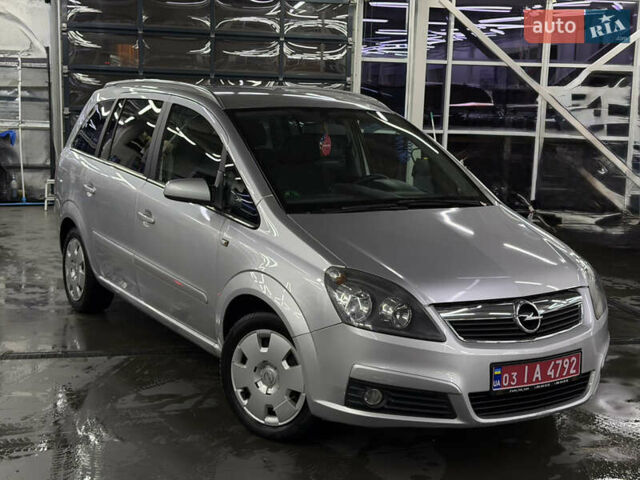 Серый Опель Зафира, объемом двигателя 1.6 л и пробегом 234 тыс. км за 5600 $, фото 1 на Automoto.ua