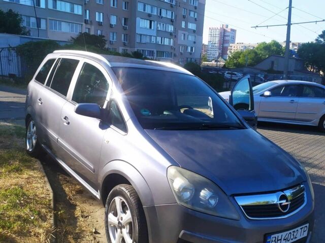 Серый Опель Зафира, объемом двигателя 1.6 л и пробегом 211 тыс. км за 5000 $, фото 1 на Automoto.ua