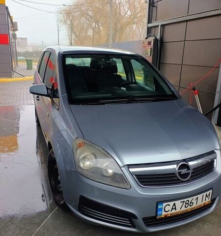 Серый Опель Зафира, объемом двигателя 1.6 л и пробегом 210 тыс. км за 5800 $, фото 1 на Automoto.ua