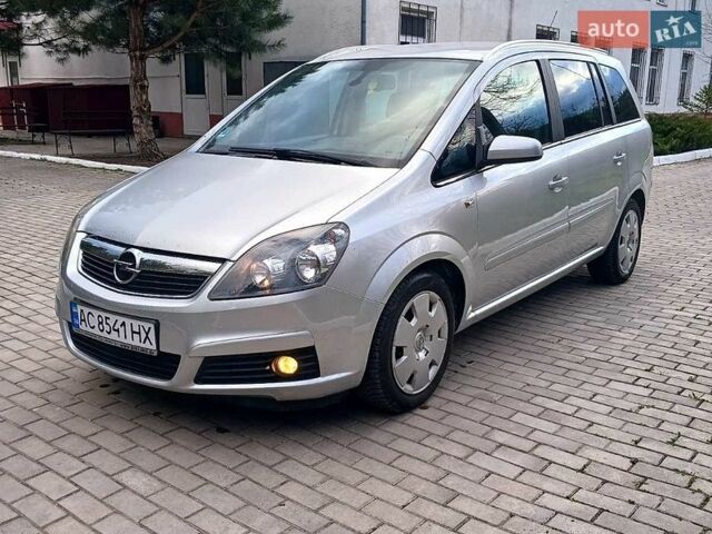 Серый Опель Зафира, объемом двигателя 1.8 л и пробегом 224 тыс. км за 5750 $, фото 1 на Automoto.ua