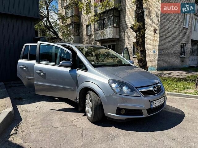 Серый Опель Зафира, объемом двигателя 1.6 л и пробегом 280 тыс. км за 5300 $, фото 1 на Automoto.ua