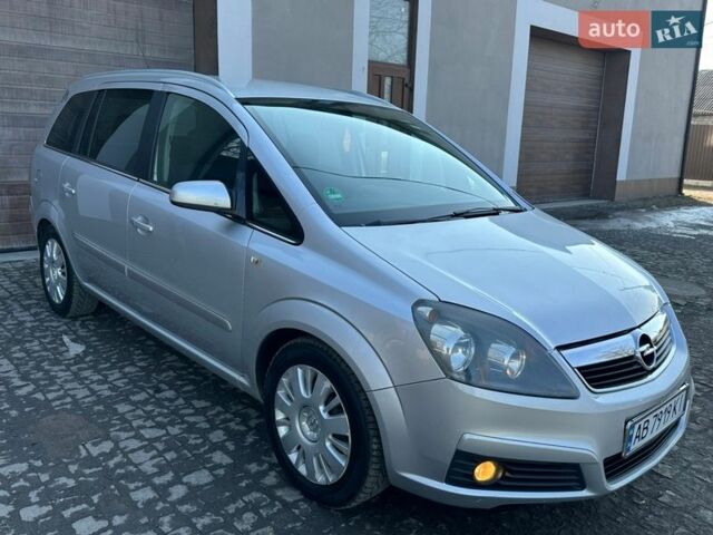 Серый Опель Зафира, объемом двигателя 1.8 л и пробегом 252 тыс. км за 4350 $, фото 1 на Automoto.ua
