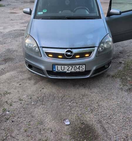Серый Опель Зафира, объемом двигателя 1.9 л и пробегом 372 тыс. км за 2800 $, фото 1 на Automoto.ua