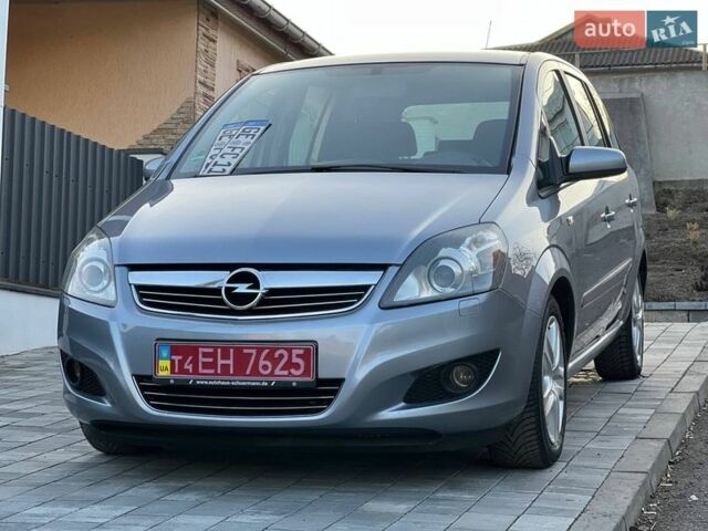 Серый Опель Зафира, объемом двигателя 1.8 л и пробегом 239 тыс. км за 6600 $, фото 1 на Automoto.ua