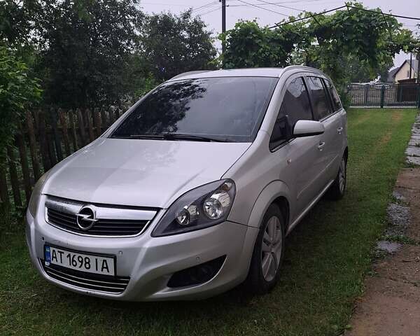 Серый Опель Зафира, объемом двигателя 0 л и пробегом 320 тыс. км за 5300 $, фото 1 на Automoto.ua