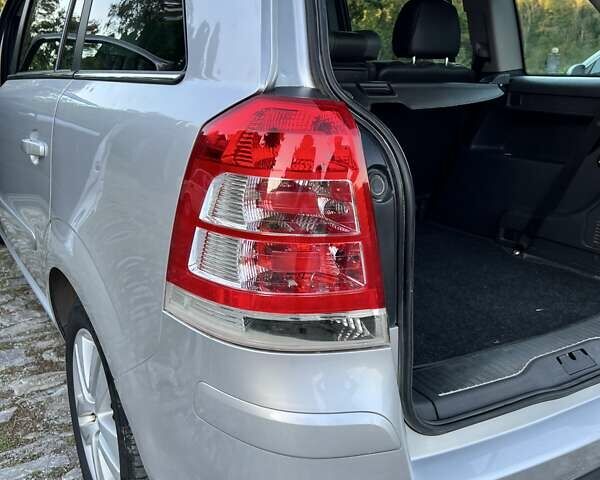 Серый Опель Зафира, объемом двигателя 1.69 л и пробегом 295 тыс. км за 6100 $, фото 1 на Automoto.ua