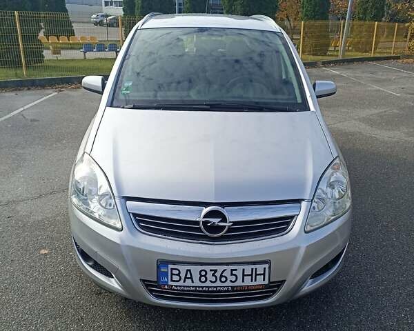 Серый Опель Зафира, объемом двигателя 1.6 л и пробегом 178 тыс. км за 5850 $, фото 1 на Automoto.ua
