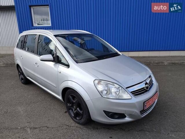 Серый Опель Зафира, объемом двигателя 1.6 л и пробегом 198 тыс. км за 5000 $, фото 1 на Automoto.ua