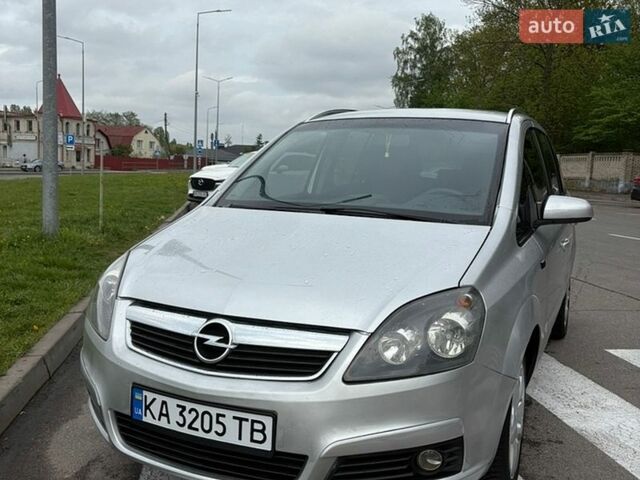 Серый Опель Зафира, объемом двигателя 2.2 л и пробегом 180 тыс. км за 4600 $, фото 1 на Automoto.ua