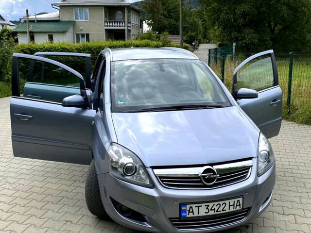 Серый Опель Зафира, объемом двигателя 1.7 л и пробегом 235 тыс. км за 5500 $, фото 1 на Automoto.ua