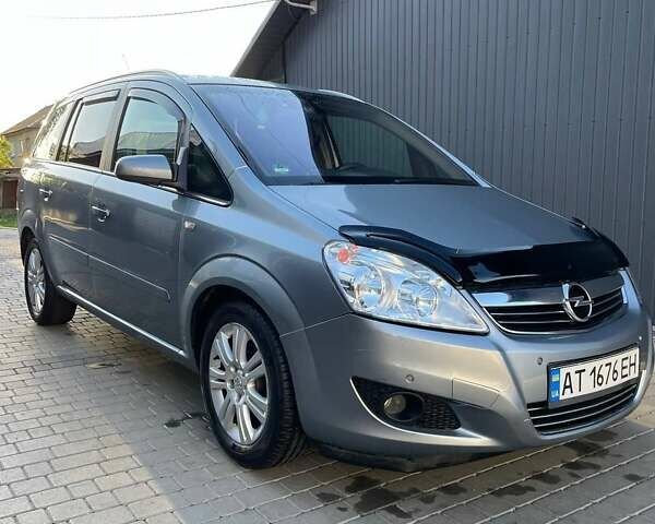 Серый Опель Зафира, объемом двигателя 1.9 л и пробегом 245 тыс. км за 5500 $, фото 1 на Automoto.ua