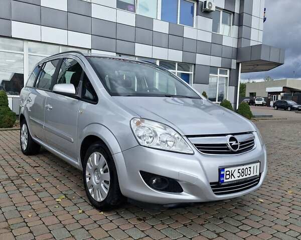 Серый Опель Зафира, объемом двигателя 1.6 л и пробегом 239 тыс. км за 5600 $, фото 1 на Automoto.ua