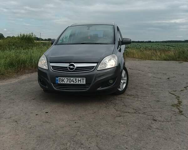 Серый Опель Зафира, объемом двигателя 1.9 л и пробегом 256 тыс. км за 7800 $, фото 1 на Automoto.ua