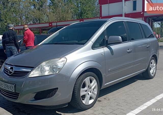 Серый Опель Зафира, объемом двигателя 2.2 л и пробегом 240 тыс. км за 6000 $, фото 1 на Automoto.ua