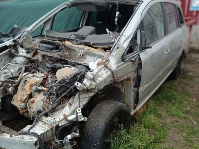 Серый Опель Зафира, объемом двигателя 1.8 л и пробегом 100 тыс. км за 3200 $, фото 1 на Automoto.ua