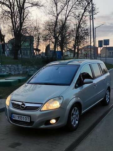 Серый Опель Зафира, объемом двигателя 1.7 л и пробегом 242 тыс. км за 7800 $, фото 1 на Automoto.ua