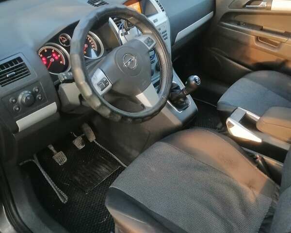 Серый Опель Зафира, объемом двигателя 1.69 л и пробегом 379 тыс. км за 6300 $, фото 1 на Automoto.ua