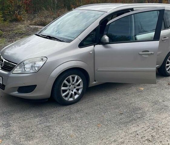 Серый Опель Зафира, объемом двигателя 1.7 л и пробегом 3 тыс. км за 6000 $, фото 1 на Automoto.ua
