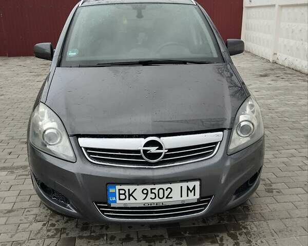 Серый Опель Зафира, объемом двигателя 1.8 л и пробегом 242 тыс. км за 6000 $, фото 1 на Automoto.ua