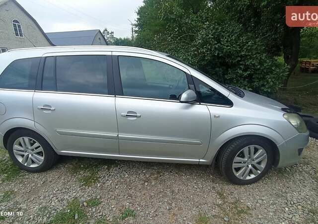 Серый Опель Зафира, объемом двигателя 1.69 л и пробегом 318 тыс. км за 5800 $, фото 1 на Automoto.ua