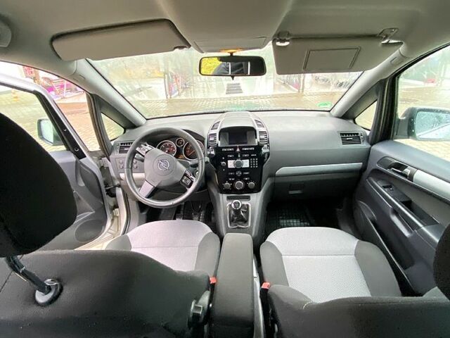 Серый Опель Зафира, объемом двигателя 1.7 л и пробегом 28500 тыс. км за 5700 $, фото 1 на Automoto.ua