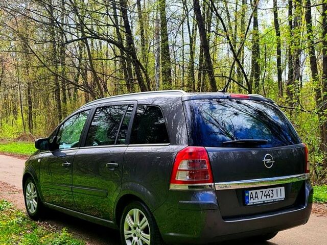 Серый Опель Зафира, объемом двигателя 1.9 л и пробегом 316 тыс. км за 6300 $, фото 1 на Automoto.ua