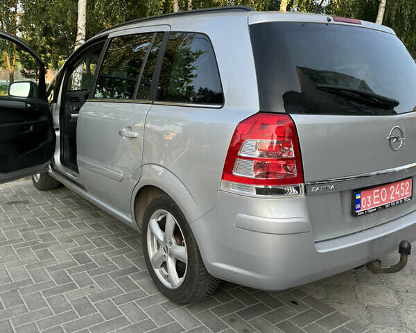 Серый Опель Зафира, объемом двигателя 1.7 л и пробегом 239 тыс. км за 8000 $, фото 1 на Automoto.ua