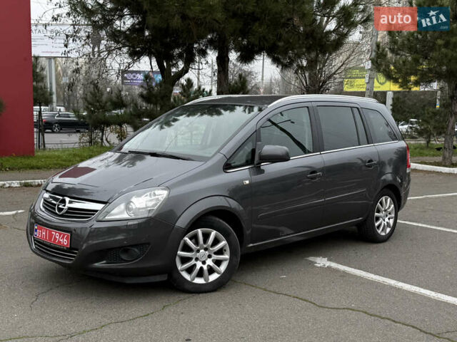 Серый Опель Зафира, объемом двигателя 1.8 л и пробегом 198 тыс. км за 7999 $, фото 1 на Automoto.ua