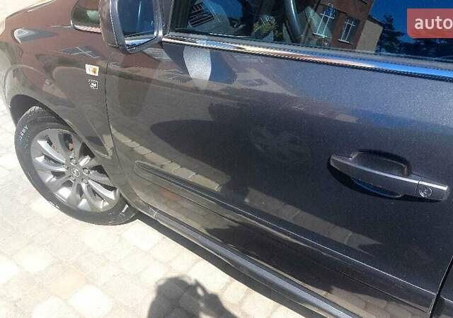 Серый Опель Зафира, объемом двигателя 1.69 л и пробегом 225 тыс. км за 7500 $, фото 1 на Automoto.ua