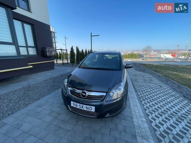 Серый Опель Зафира, объемом двигателя 1.7 л и пробегом 229 тыс. км за 7650 $, фото 1 на Automoto.ua
