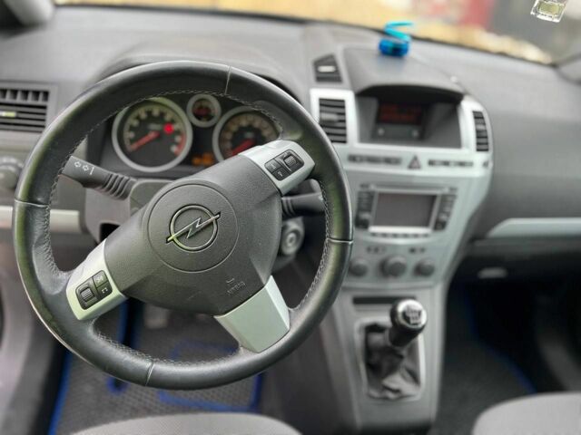 Серый Опель Зафира, объемом двигателя 1.6 л и пробегом 190 тыс. км за 7500 $, фото 1 на Automoto.ua