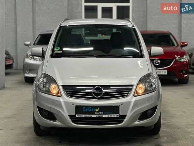 Серый Опель Зафира, объемом двигателя 1.6 л и пробегом 181 тыс. км за 7999 $, фото 1 на Automoto.ua