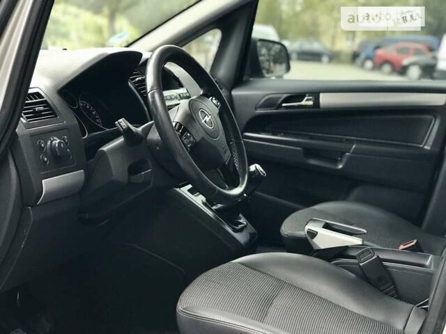 Серый Опель Зафира, объемом двигателя 1.69 л и пробегом 180 тыс. км за 6500 $, фото 1 на Automoto.ua